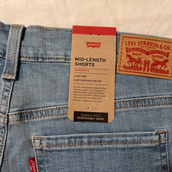 Levi’s women’s shorts light wash denim brand new with tags size 12 - Picture 3 of 5
